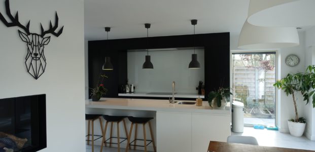 Zwarte keukenwand